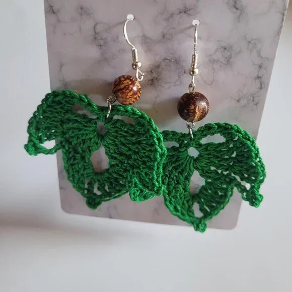 Handmade Green Crochet Leaf Earrings with Açaí Seeds - Picture 3 of 4